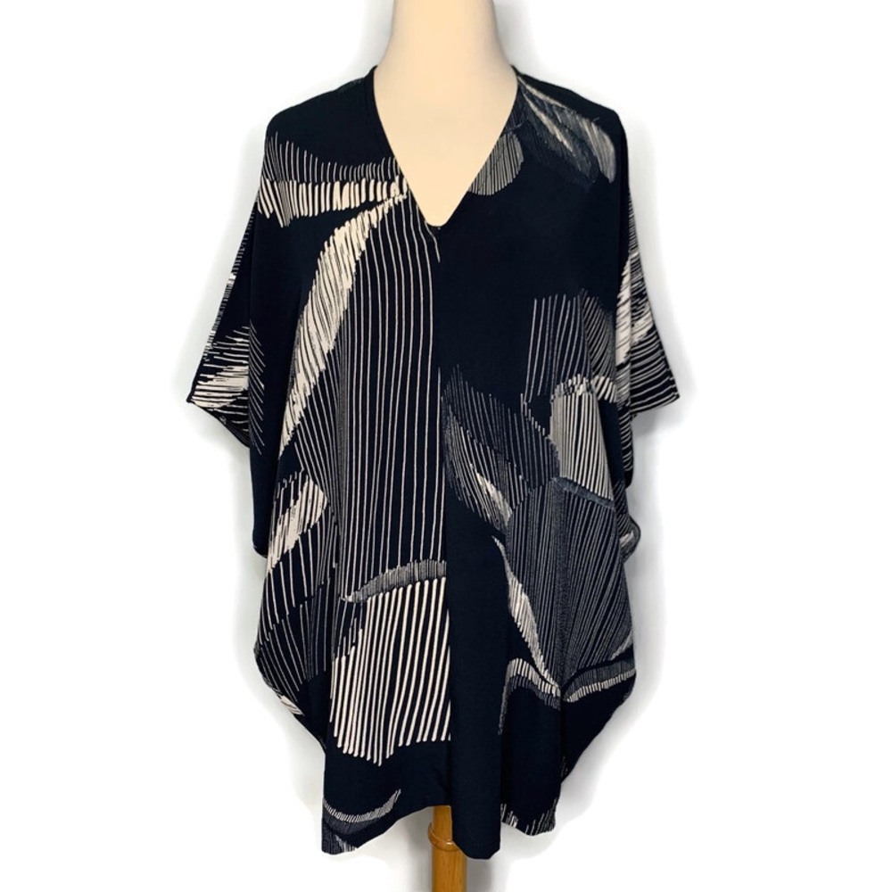 bryn Walker Black & White Abstract V-Neck Draped Tunic